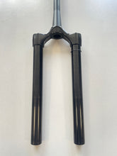 Laden Sie das Bild in den Galerie-Viewer, Marzocchi Bomber Service Set: 2025 Marz Super Z, 190 MAX, Black Ano, Shiny Black, 8.5mm OS (44 Rake), 1.5 Taper, 58HT, CSU