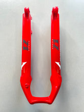 Laden Sie das Bild in den Galerie-Viewer, Marzocchi Bomber Z1 Lower Leg Assy 29in 170 15x110 QR Gloss Red P-S