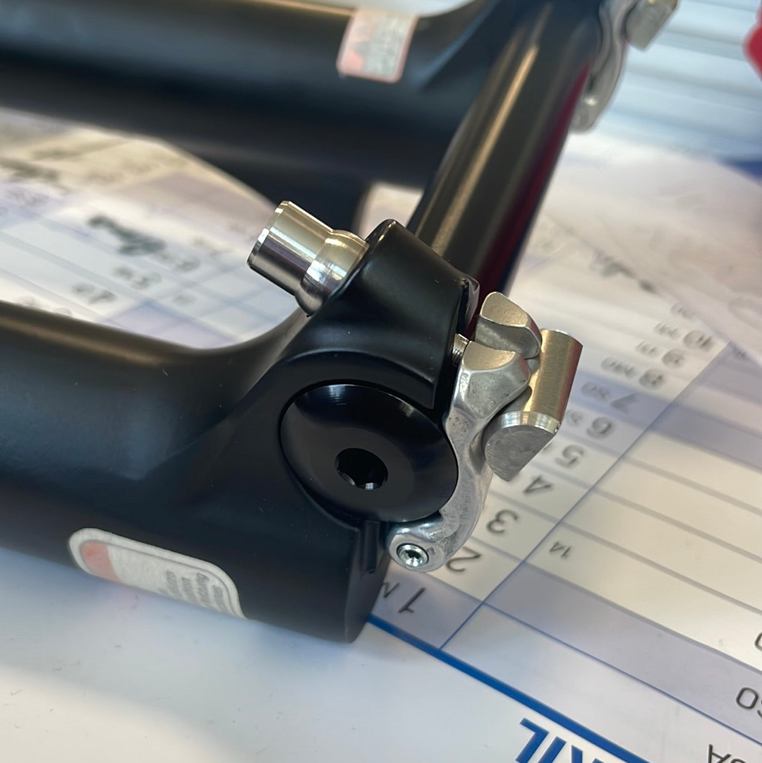 GABELACHSE – QR20-STIFT UND MUTTER 2004