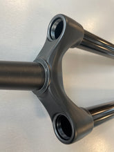 Laden Sie das Bild in den Galerie-Viewer, Marzocchi Bomber Z1 Rhythm 15x110QR Black Ano UT 11mm OS Matte Black CSU