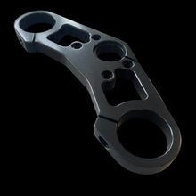 Laden Sie das Bild in den Galerie-Viewer, Obere Brücke einer Marzocchi Bomber Monster Federgabel in schwarz.